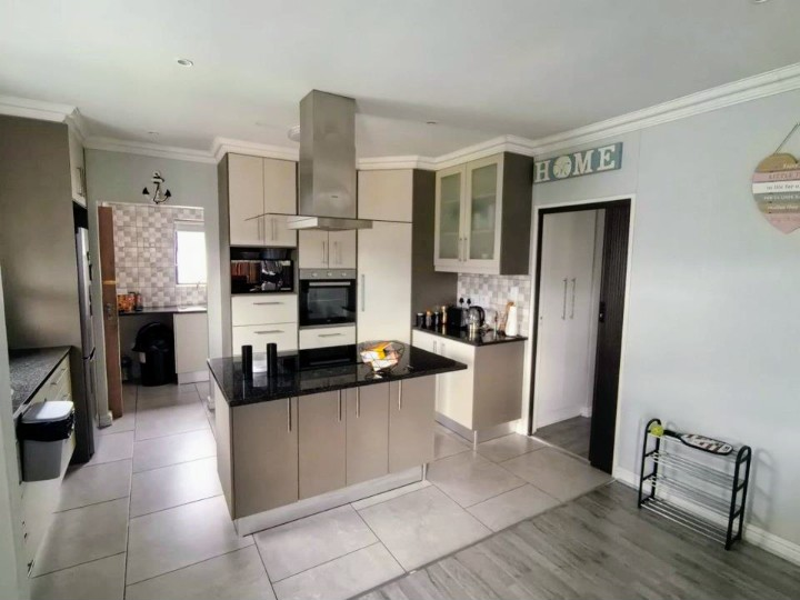 Luxury Living in Fairview Golf Estate — photo 3 of 37