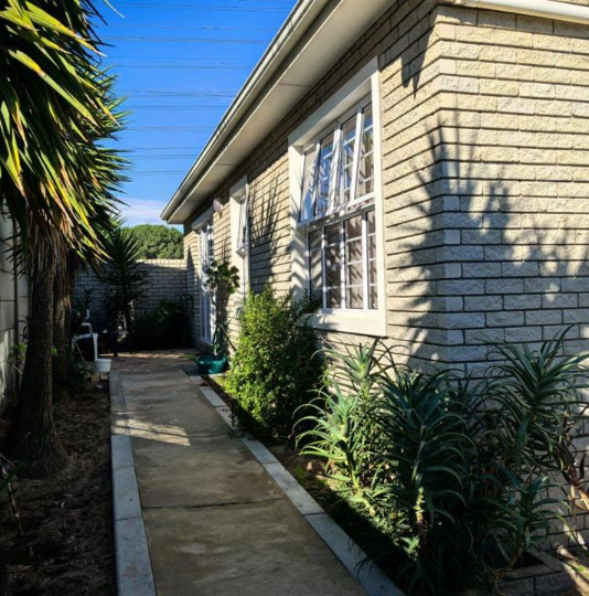 Contemporary Family Home with Pool — photo 3 of 28